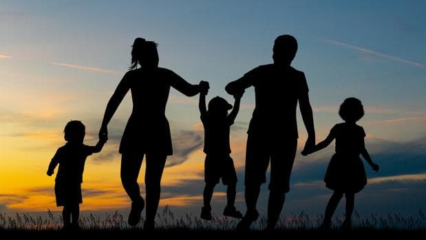 Familia caminando al atardecer