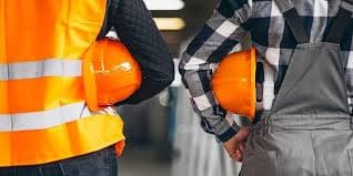 Trabajadores con casco y elementos de protección en su lugar de trabajo