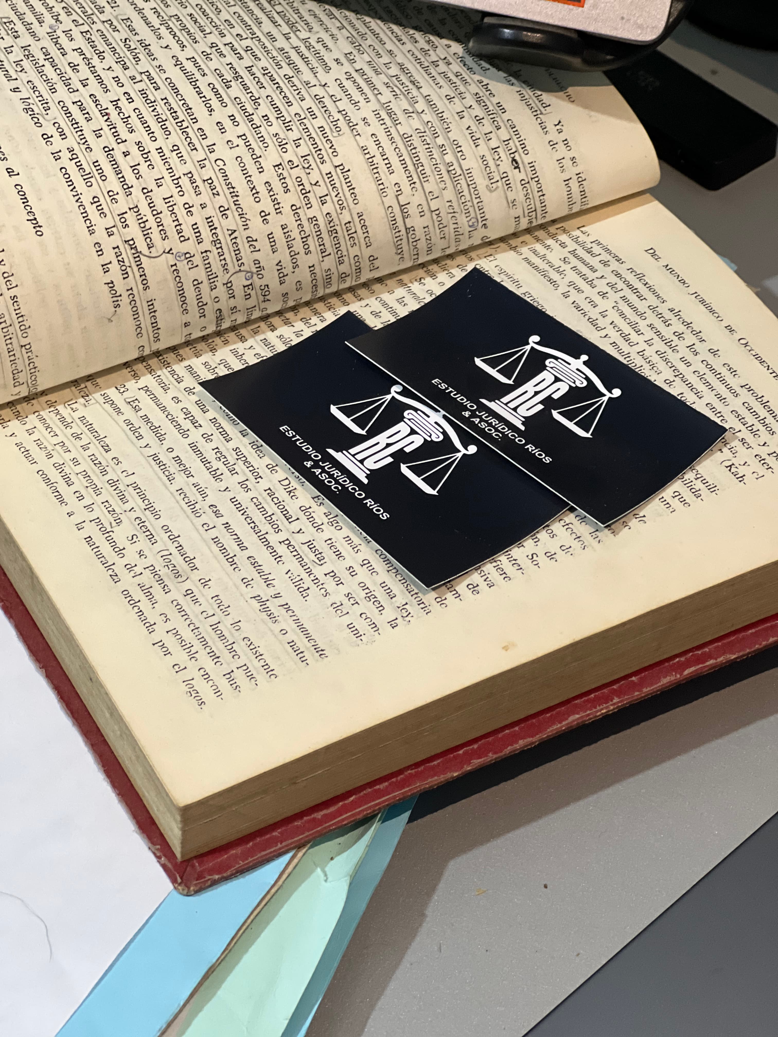 Tarjetas del Estudio Jurídico Ríos sobre un libro